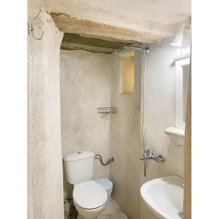 Traditional Stone Daire Istérnia